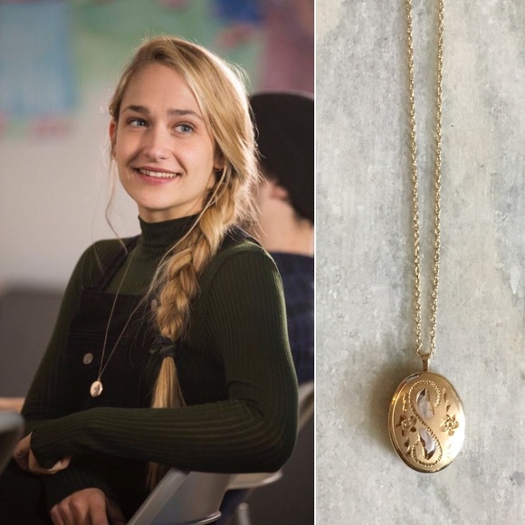 Vintage Jewelry - Vintage Gold Oval Locket